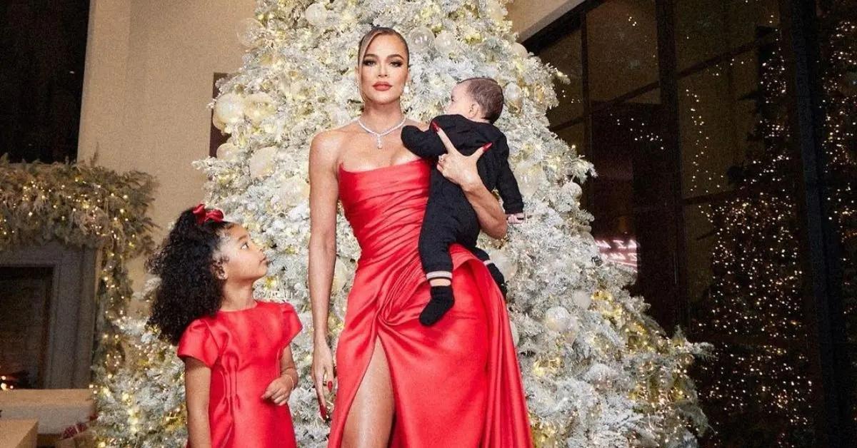 Khloé with her kids, True and Tatum, in front of a Christmas tree in 2022