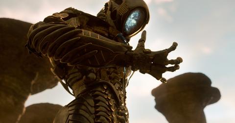 who plays the robot in the new lost in space