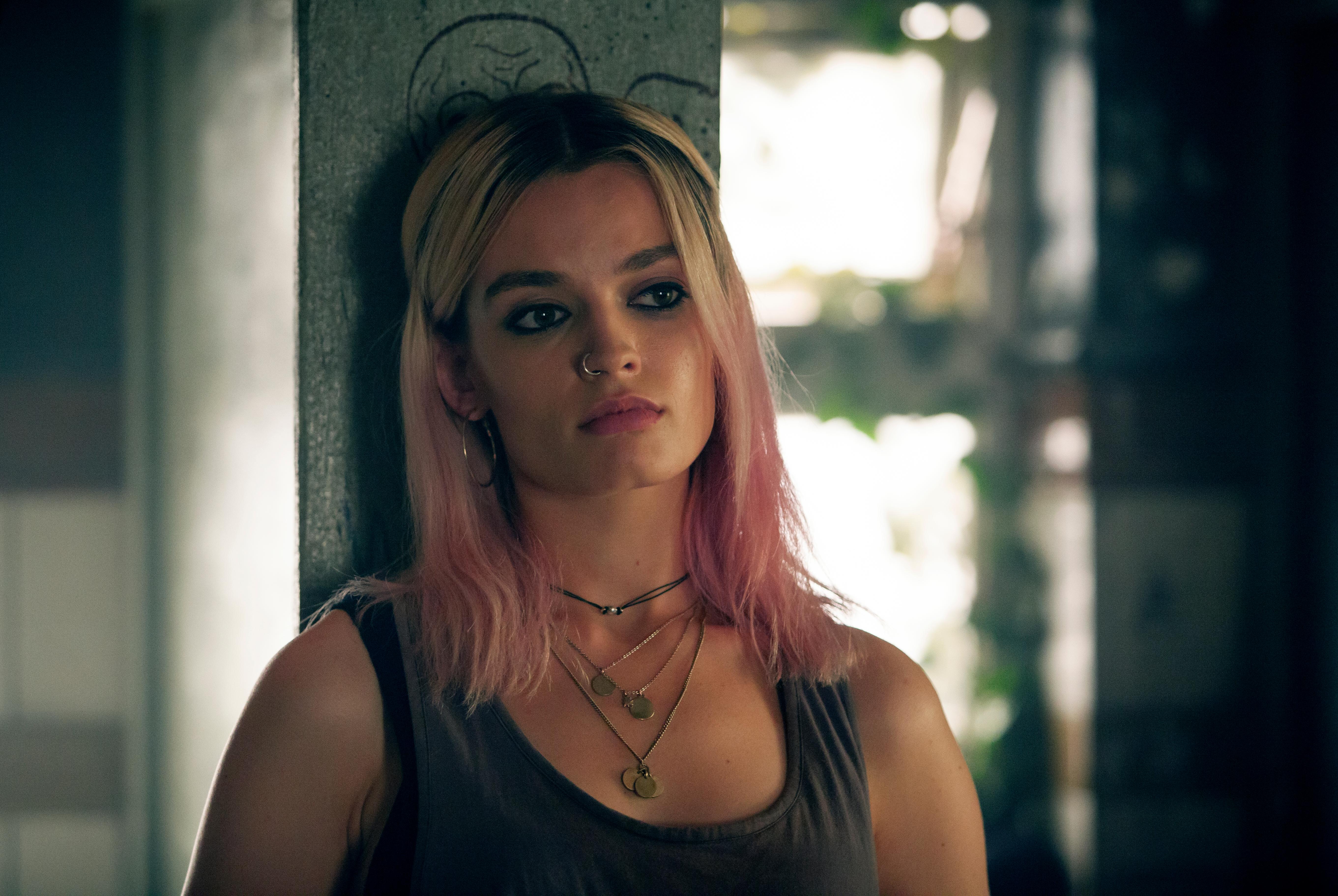 is emma mackey related to margot robbie