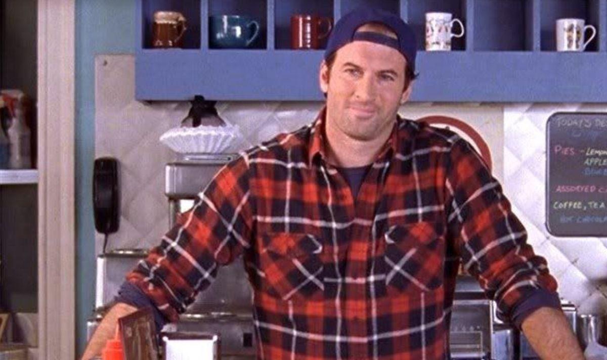 Luke Danes wears a flannel in his diner on 'Gilmore Girls'