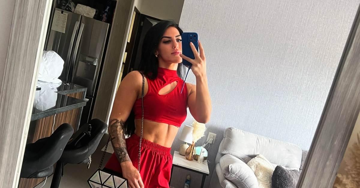 Tessa Blanchard taking a mirror selfie