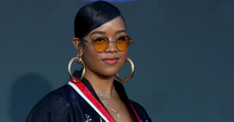 What Does H.E.R. Look Like Without Glasses? See Official Pictures