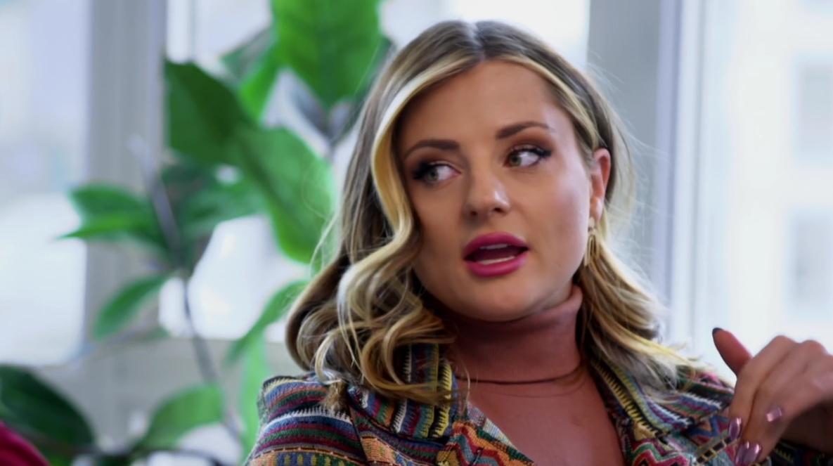 Clare meets with her mom on her couch on MAFS