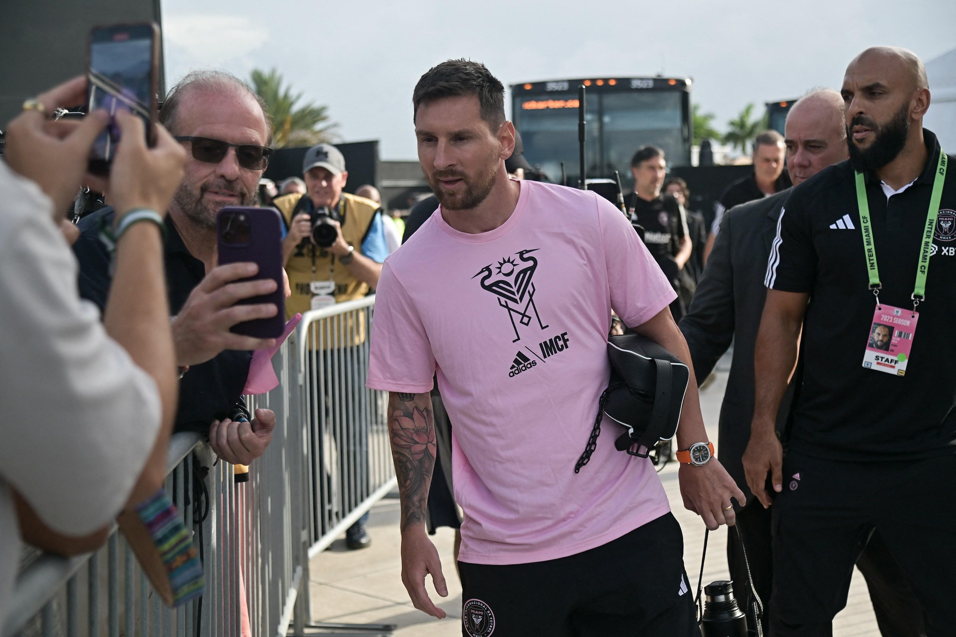 lionel-messi-taking-a-photograph