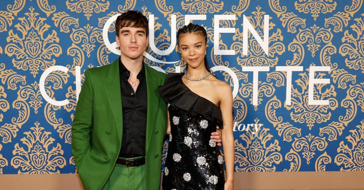 Corey Mylchreest, India Amarteifio pose à la première du tapis rouge de 'Queen Charlotte'