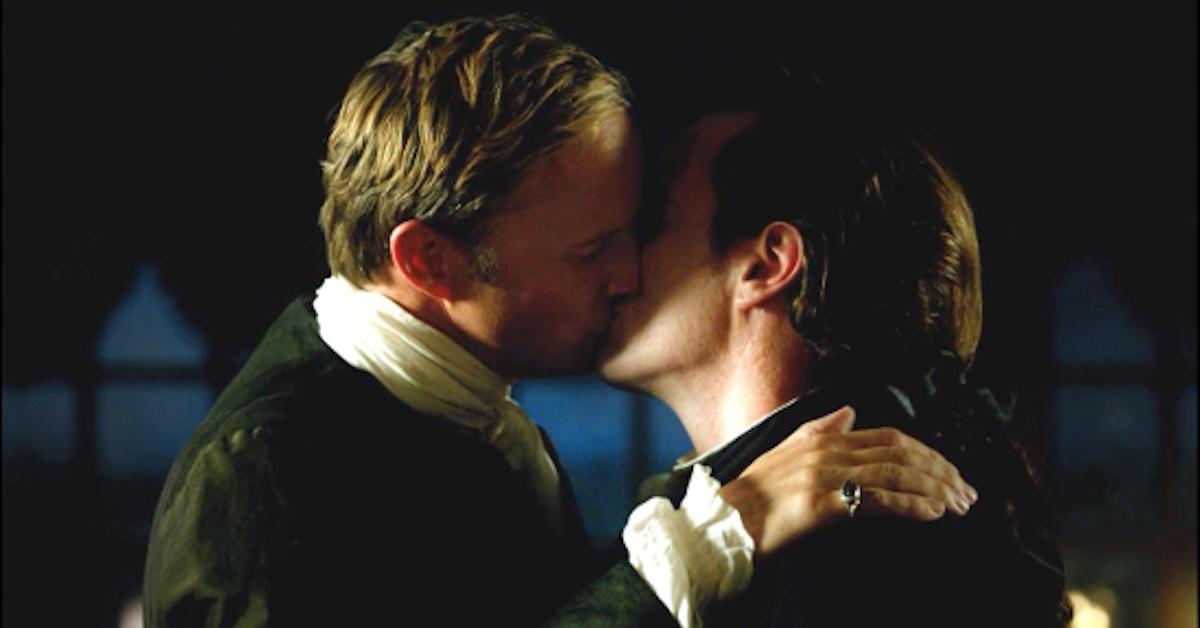 Thomas and Flint kissing in 'Black Sails'