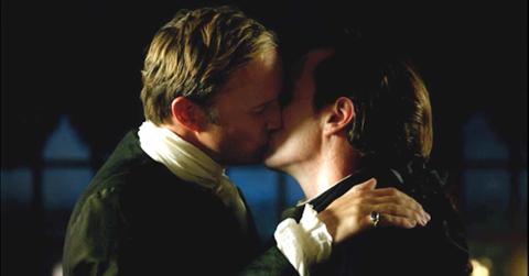 Thomas and Flint kissing in 'Black Sails'
