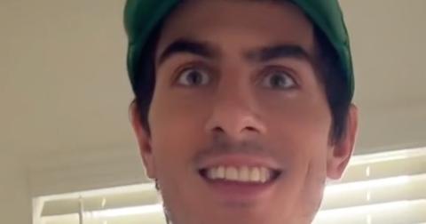 Ο φίλος της δημιουργού του TikTok, Kate Spades, αντιδρά όταν την είδε να μιλάει στα ελληνικά