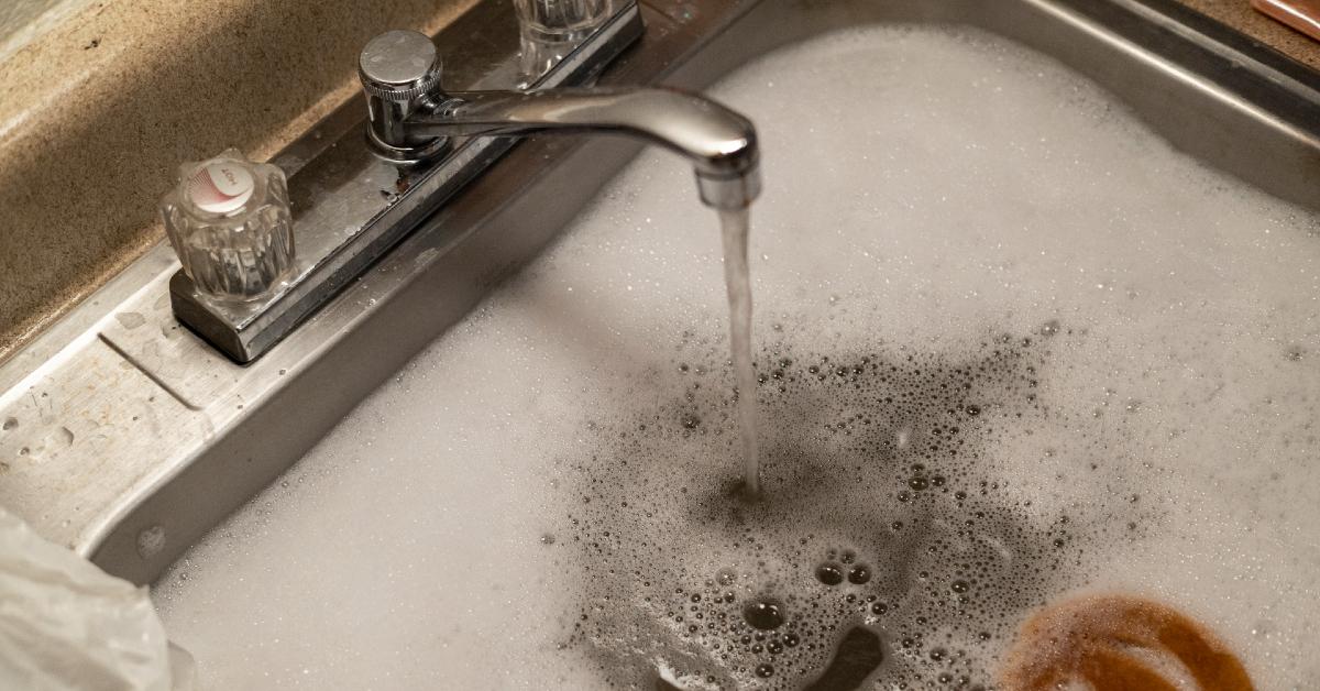 https://media.distractify.com/brand-img/DP6ARWM_h/0x0/dirty-dishes-getty-1670652162558.jpg