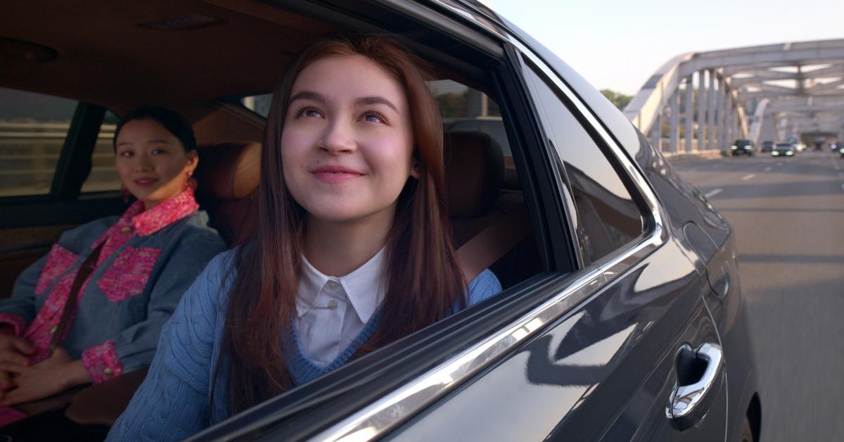 Anna Cathcart as Kitty Covey in 'XO, Kitty'  looks out of the window in amazement.