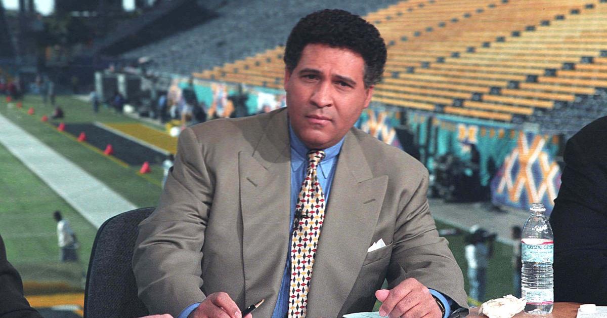 Greg Gumbel commentating for a football game.