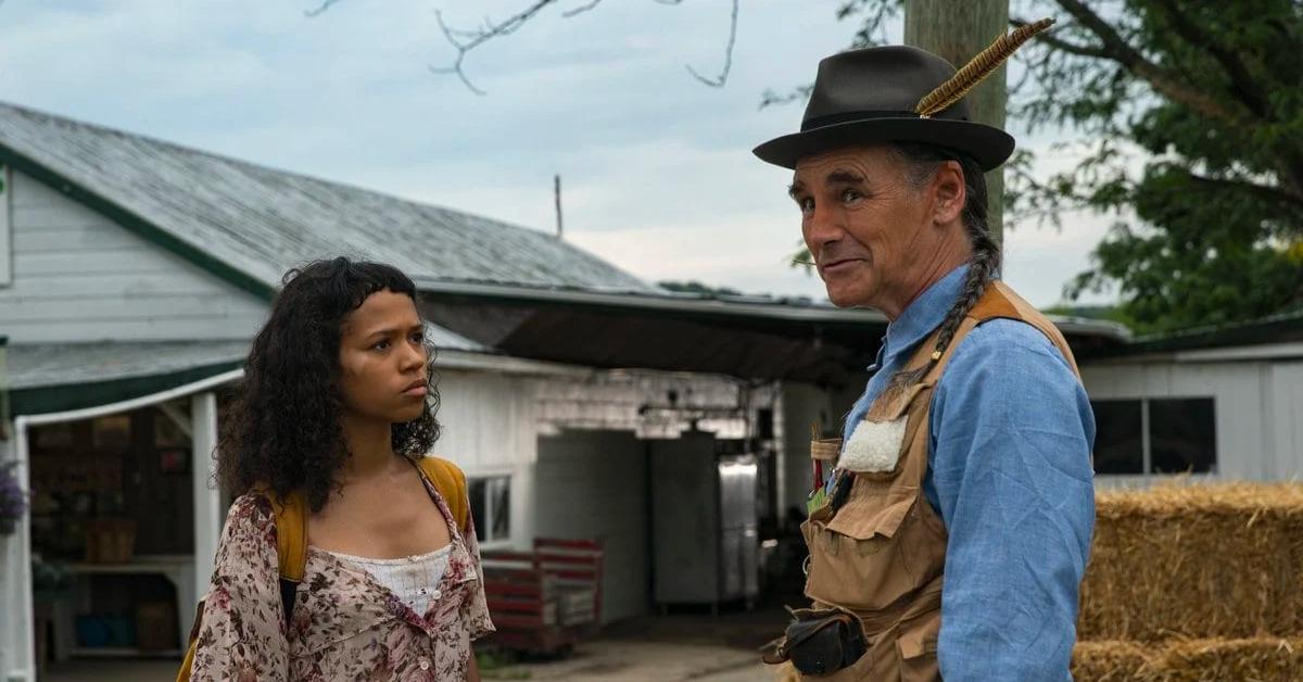  Taylor Russell as Maren Yearly and Mark Rylance as Sully in 'Bones and All.'