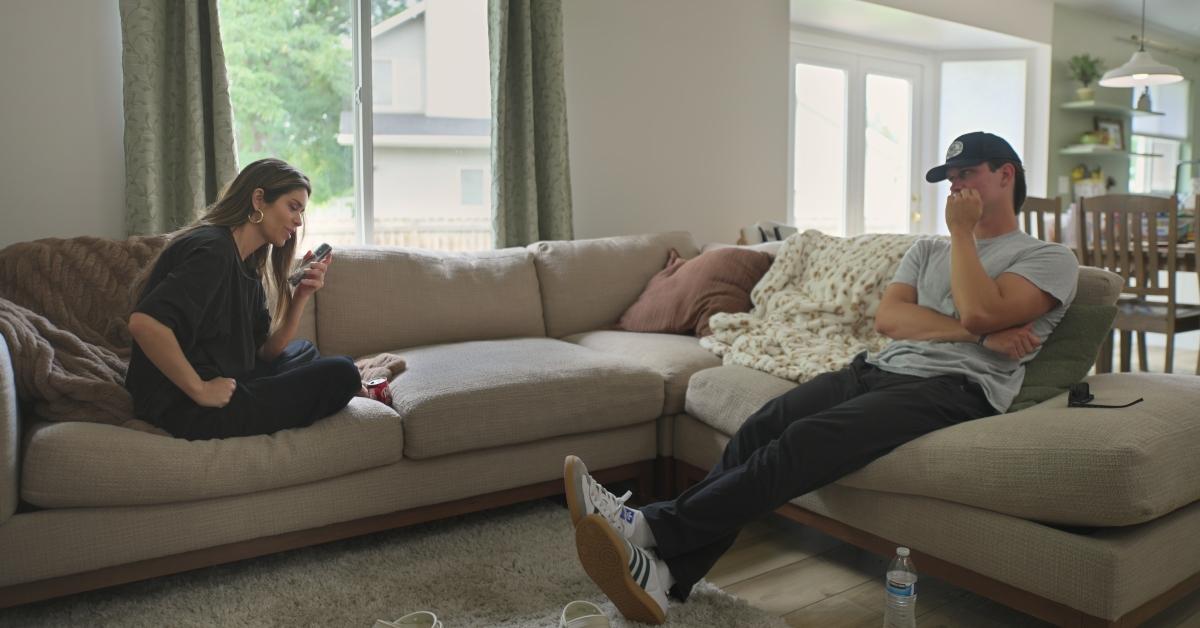 Taylor and Ben in he rliving room of her new house on SLOMW.