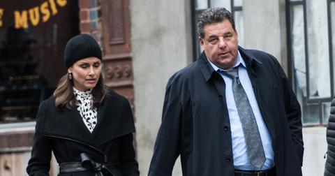 steven-schirripa-bridget-moynahan-1576277969084.jpg