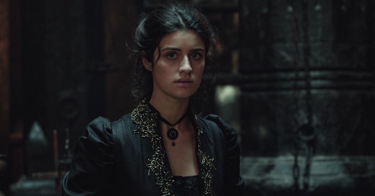 Anya Chalotra dans le rôle de Yennefer de Vengerberg dans 