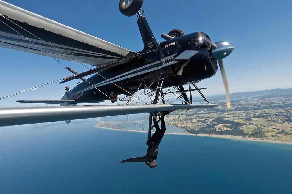 united flight wing walking