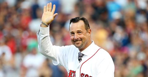 Tim Wakefield waving at a Red Sox Yankees game in 2017.