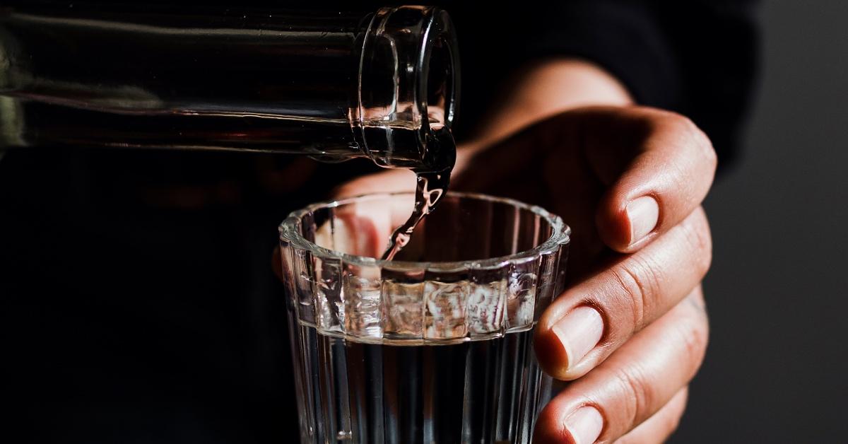 hand pouring a drink