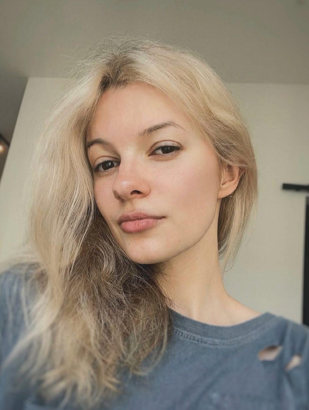 Iryna Zarutska posing in a distressed grey tshirt.