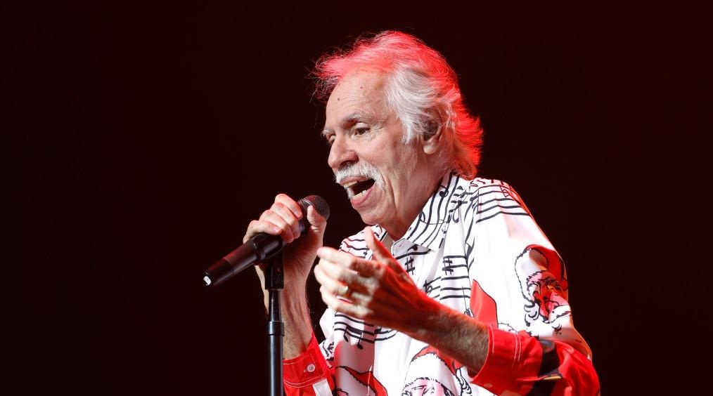 Joe Bonsall on stage singing