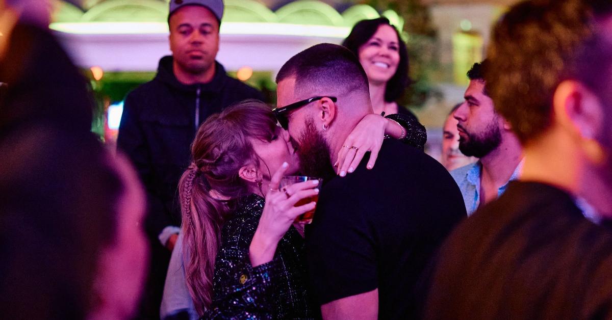 Taylor Swift and Travis Kelce kissing