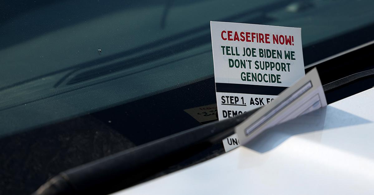 A Ceasefire Now! sign on a car windshield. 