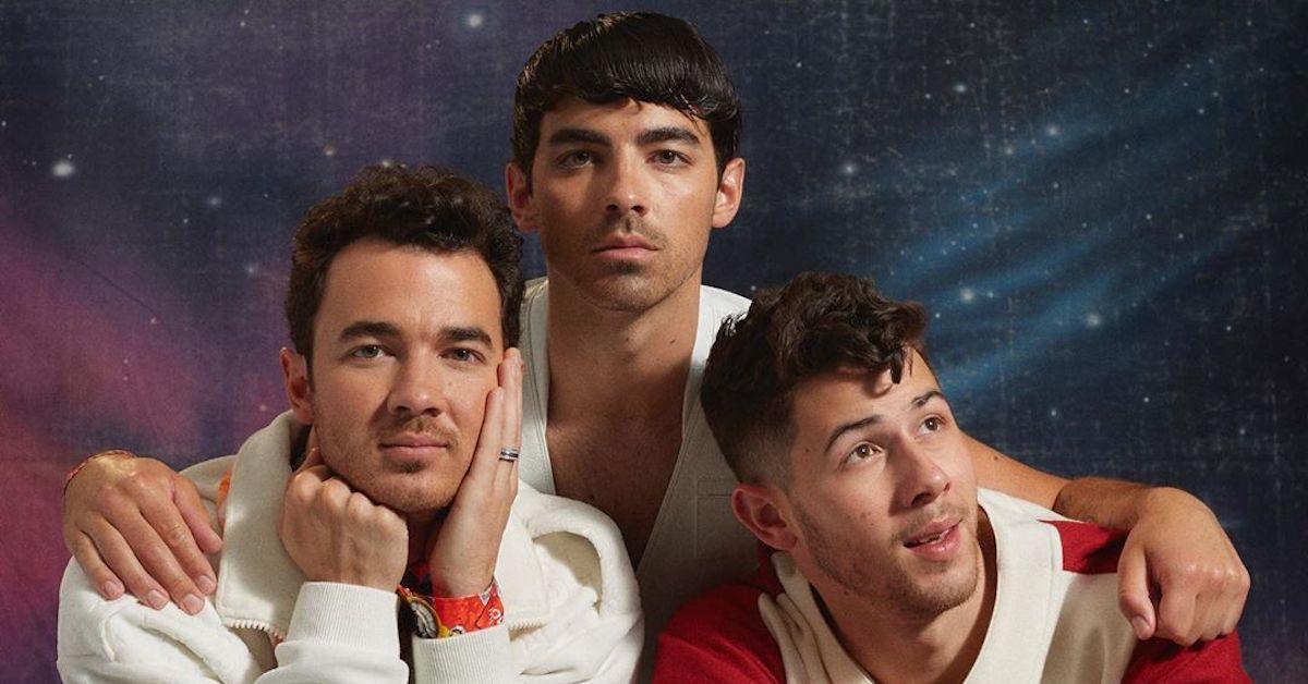 Funny Jonas Brothers Awkward Family Photos Spread Sparks a Ton of Memes