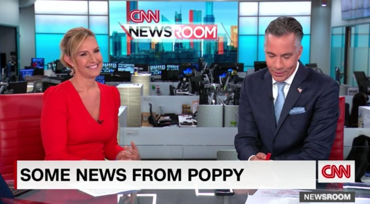 Poppy Harlow dans la salle de rédaction de CNN annonçant ses études en droit