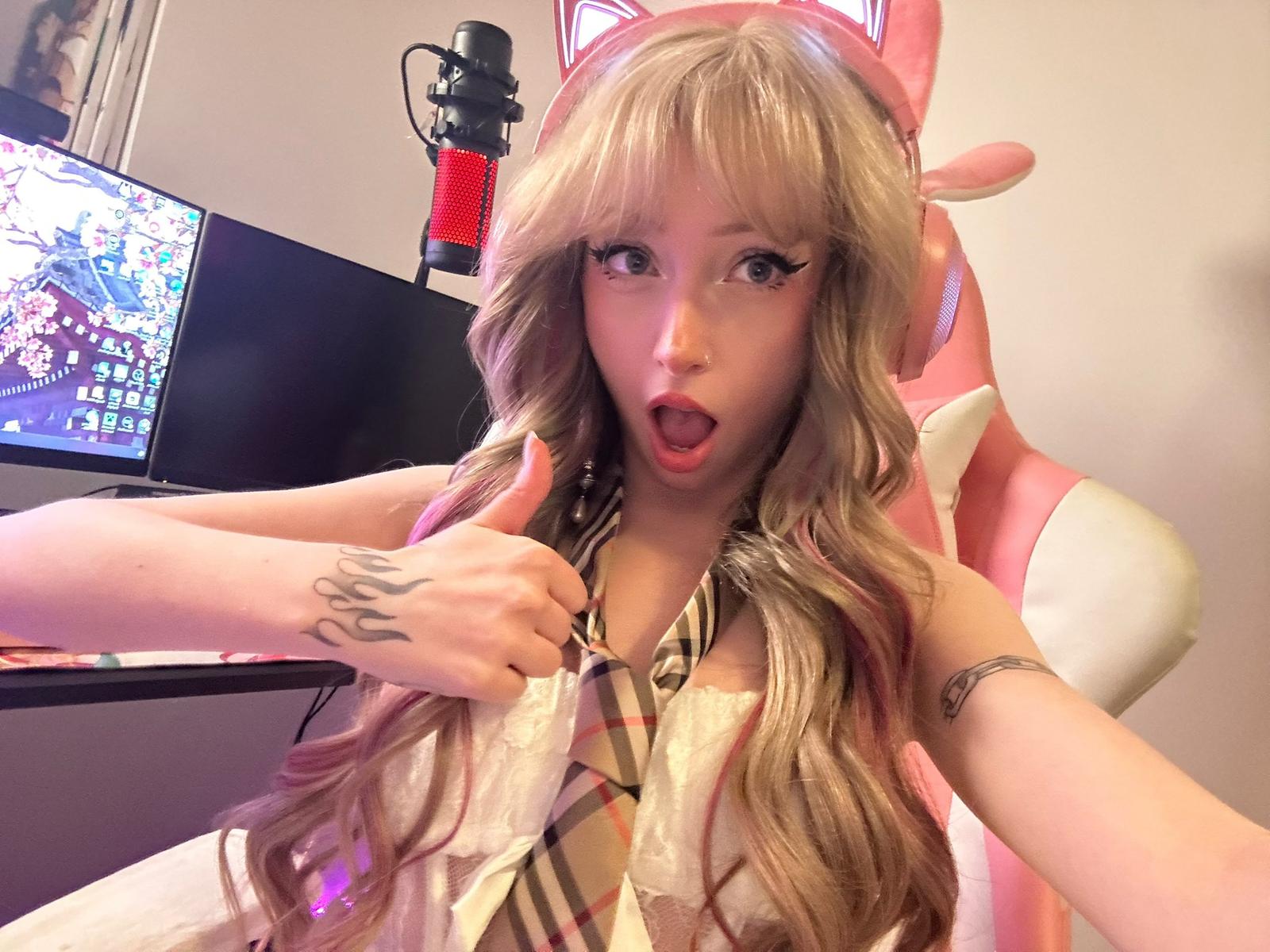 Distracted With... Eva Violet (EXCLUSIVE)