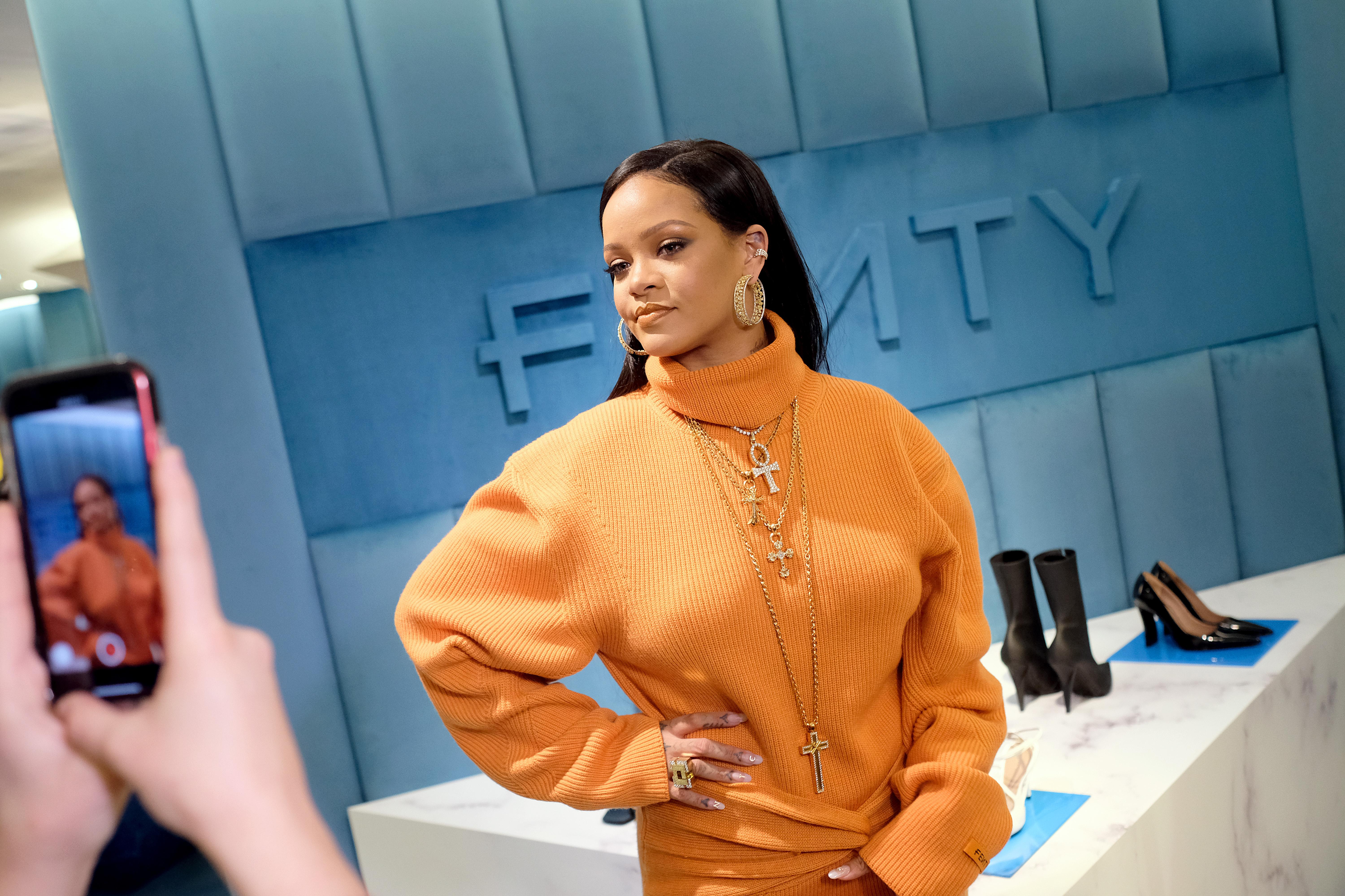 Fenty Beauty: How make-up helped Rihanna become a billionaire - BBC News