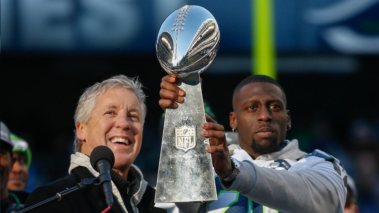 Pete Carroll et Jeremy Lane avec le trophée Lombardi après que les Seahawks ont remporté le Super Bowl en 2014 