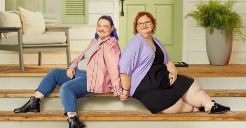 Amy and Tammy Slaton sitting on wooden stairs