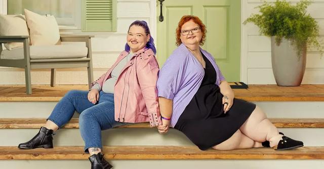 Amy and Tammy Slaton sitting on wooden stairs
