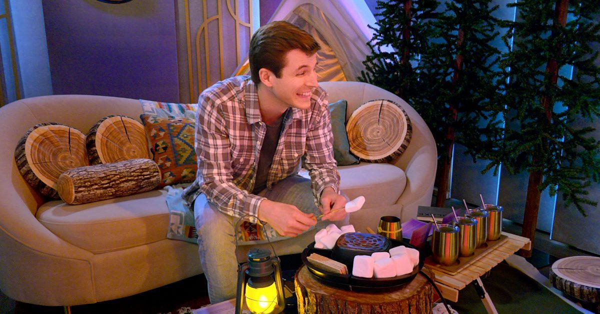 Blake sitting in a pod on 'Love Is Blind' Season 9.
