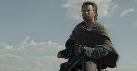 Obi-Wan Kenobi (Ewan McGregor) in a blue shawl on Tatooine