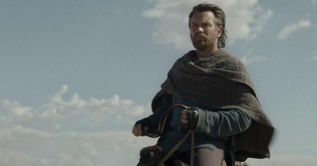 Obi-Wan Kenobi (Ewan McGregor) in a blue shawl on Tatooine