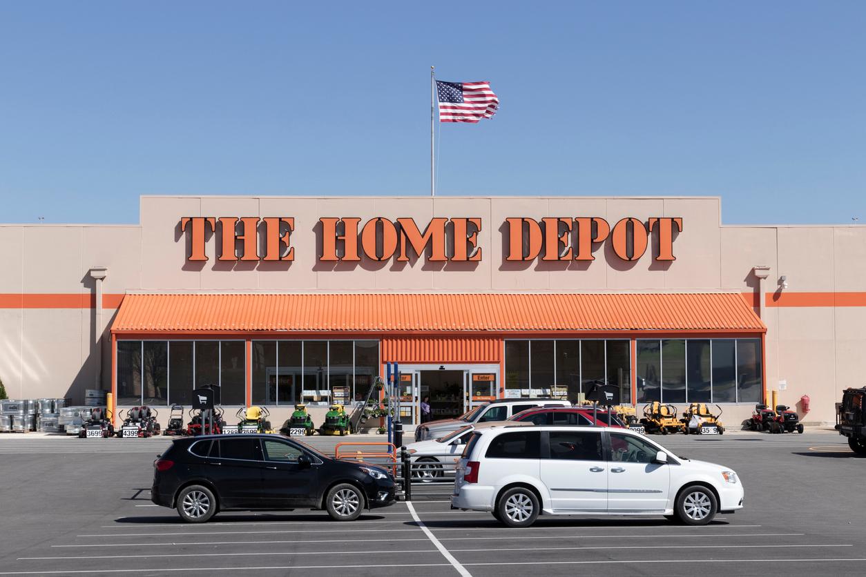 Home Depot Worker Rage Quits, Gets Internet Praise