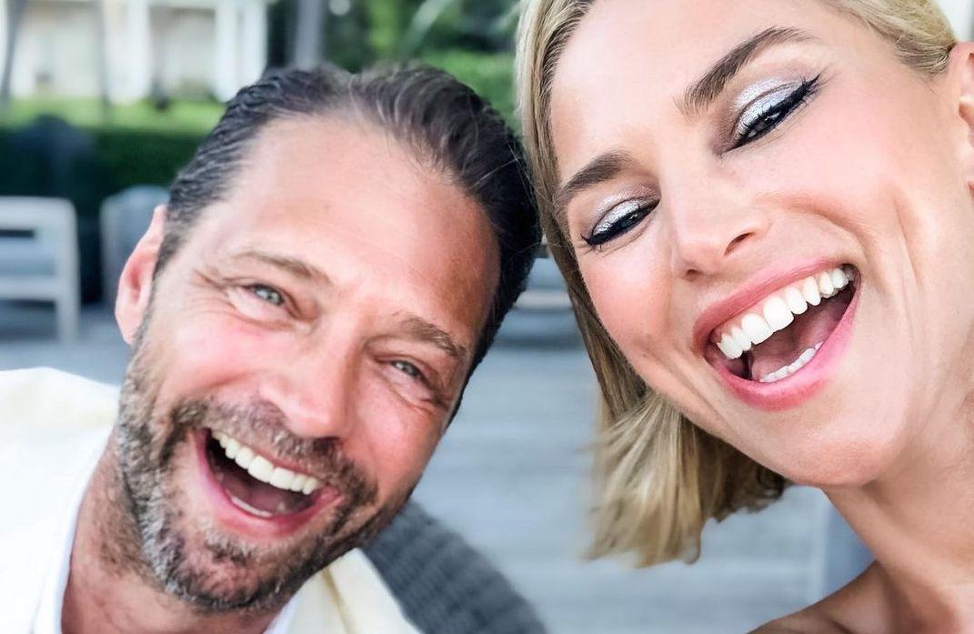 Jason Priestley smiling with his wife Naomi Lowe-Priestley