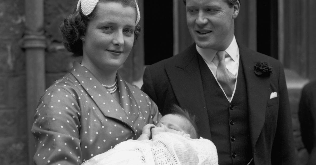 John Spencer, vikont Althorp i Frances Spencer, vikontesa Althorp drže bebu Dianu Spencer