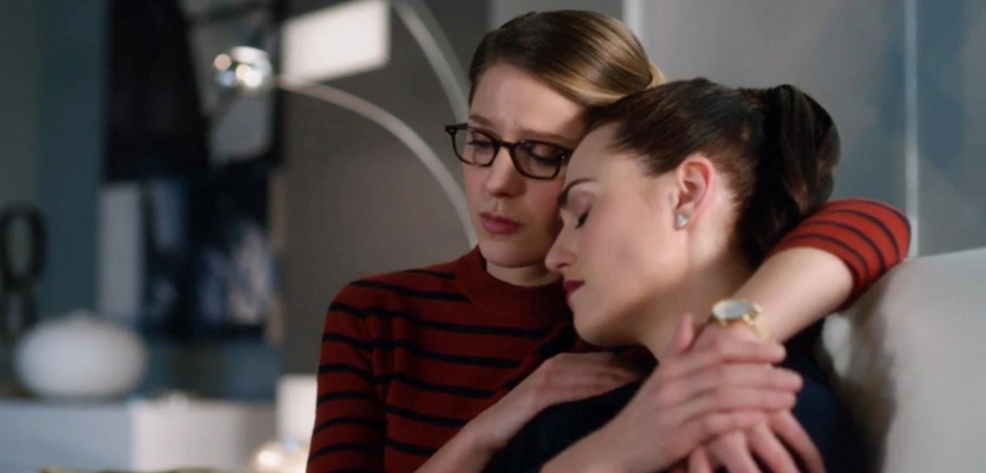 Kara consoling Lena on 'Supergirl'.