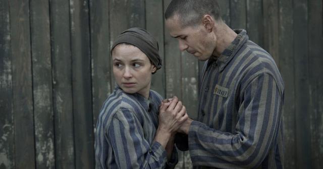 Anna Próchniak and Jonah Hauer-King in 'The Tattooist of Auschwitz'