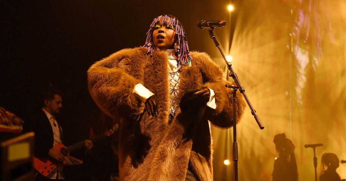 Lauryn Hill receives Living Legend Icon Award 