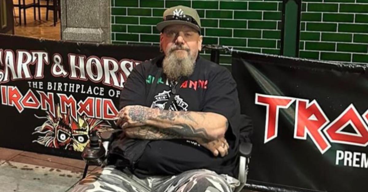 Paul Di'Anno in front of a restaurant.