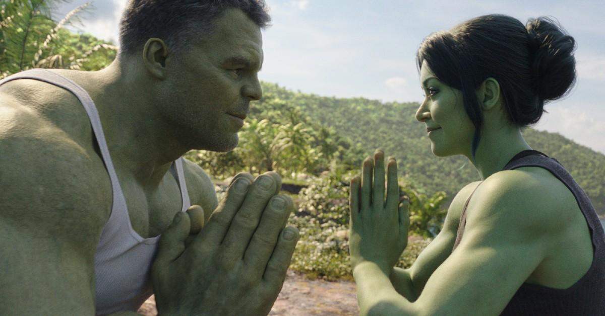 (L-R) Bruce/Smart Hulk (Mark Ruffalo) and Jen/She-Hulk (Tatiana Maslany) 