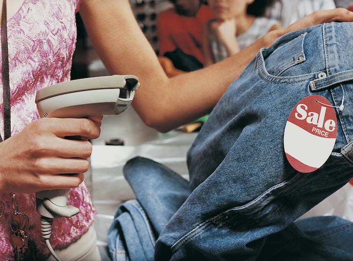 Un pantalon avec une étiquette de vente