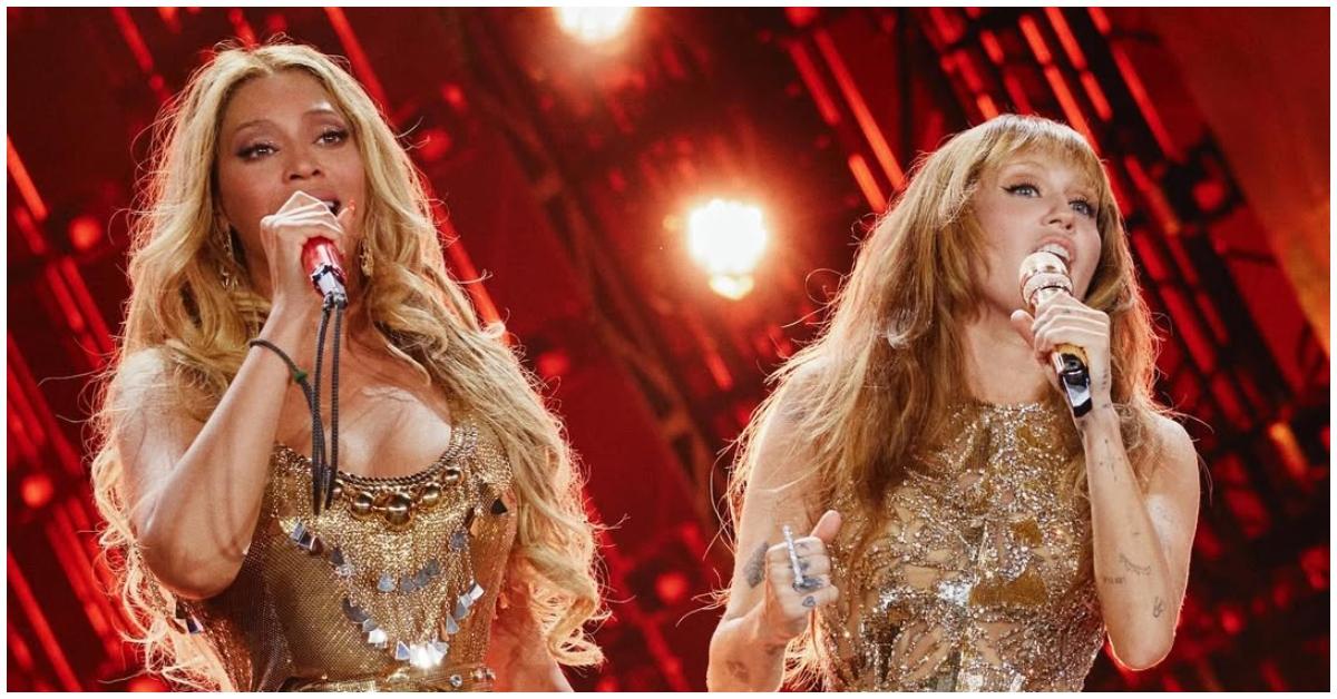 (l-r): Beyoncé and Miley Cyrus singing at the Cowboy Carter Tour