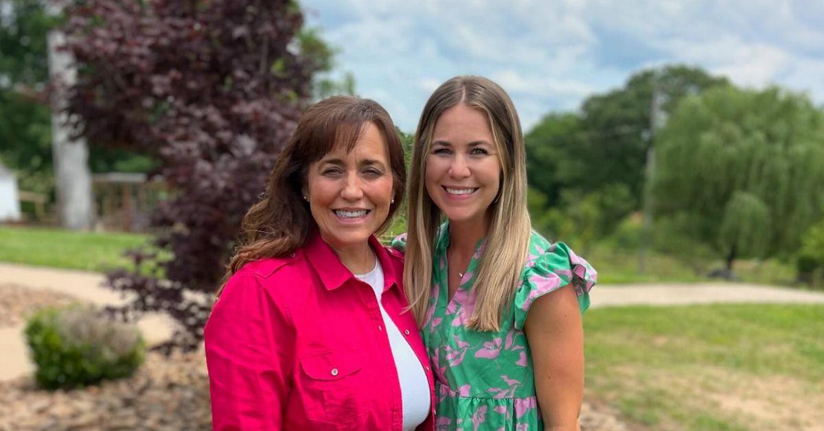 Michelle and Jana Duggar pose for a photo together