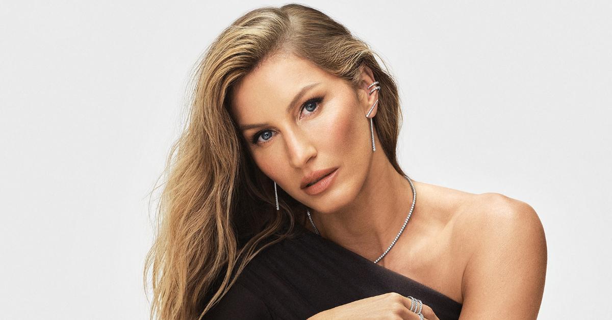 Gisele Bündchen showcases Vivara's new jewelry collection.