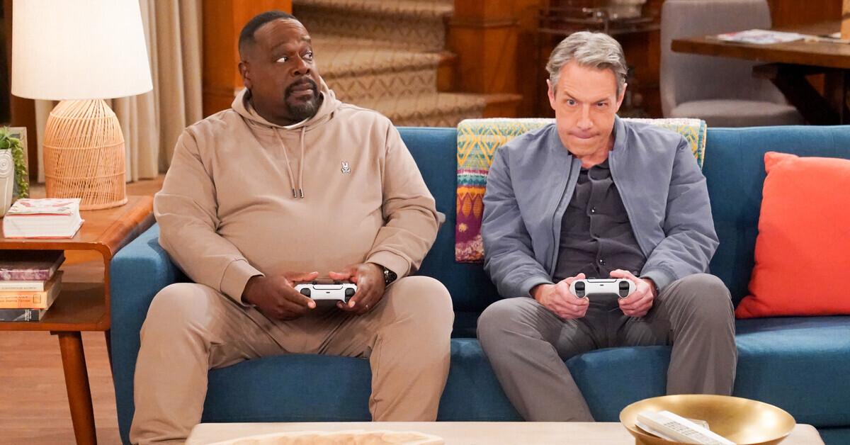 THE NEIGHBORHOOD. Pictured: Cedric The Entertainer as Calvin and John Ross Bowie as Gregory.