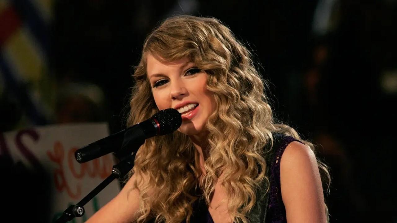 Taylor Swift performs onstage at the 43rd Annual CMA Awards on Nov. 11, 2009, in Nashville.